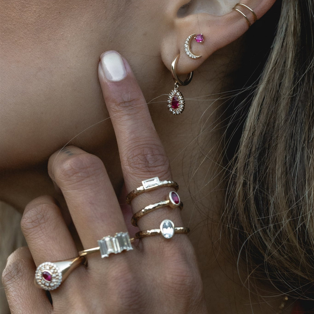 Hand wearing Talismania Big Sky stacker rings in solid 14K gold with Montana sapphires — Talismania