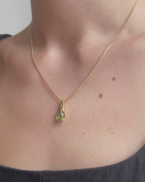 Video: a Talismania pendant in solid 14K yellow gold with a green Montana sapphire, worn — Talismania